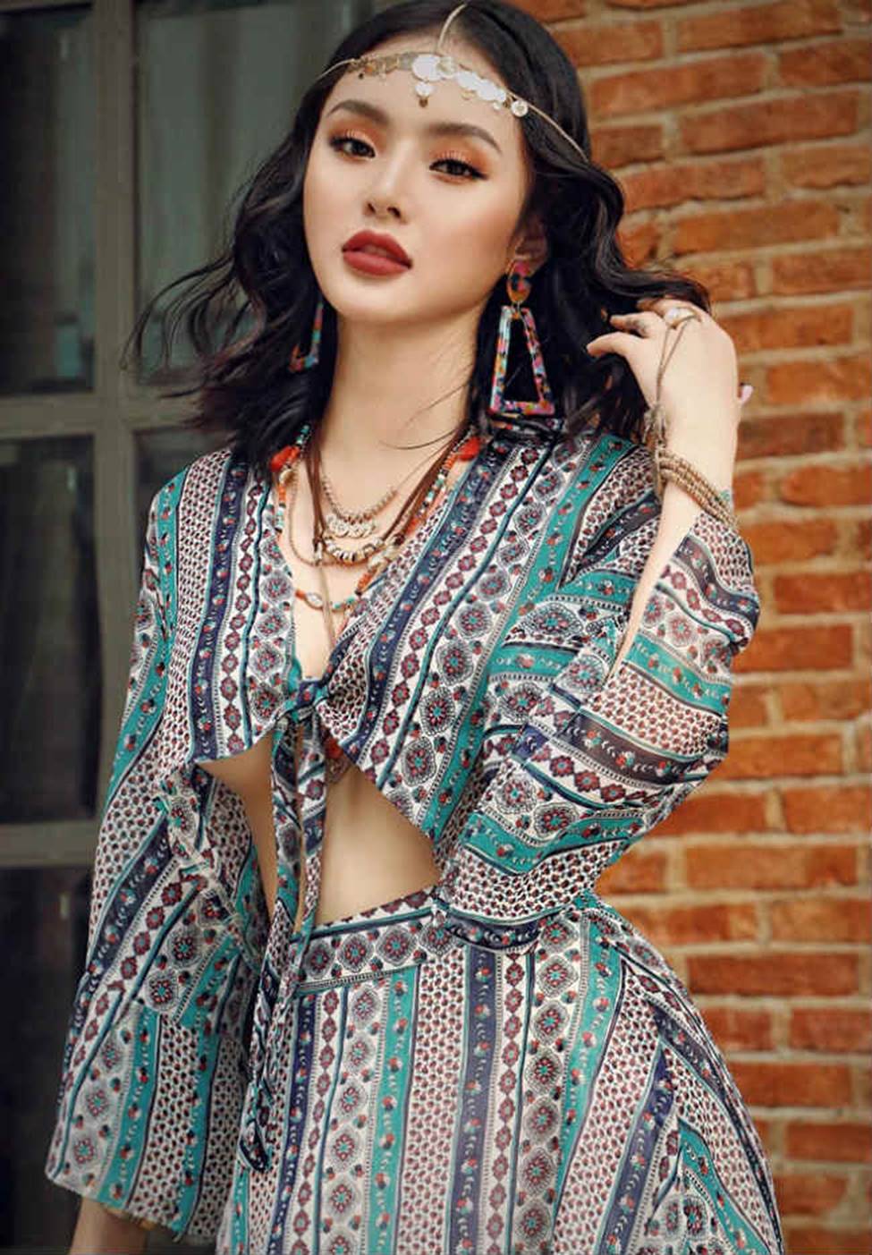 Chị em Angela Phương Trinh với gu mặc gây chú ý-16
