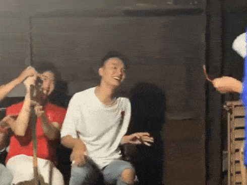 Đang 'quẩy' karaoke trong nhà sàn, các thanh niên bị H'Hen Niê dòng dây điện cho sợ chạy mất dép