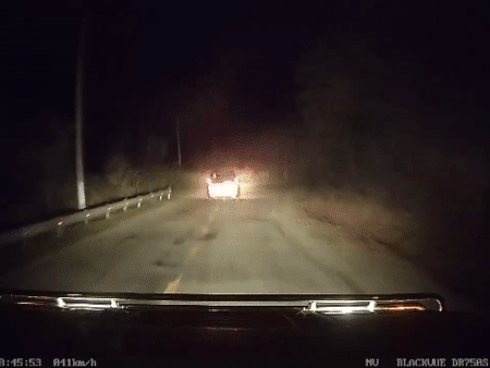 Clip: Ô tô Ford Everest lao xuống vực sâu giữa trời tối ở Bình Thuận