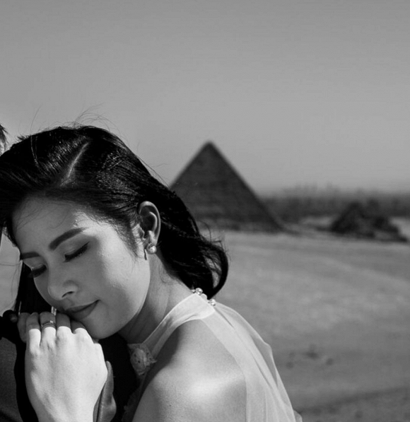 Dựa đầu vào vai người đàn ông lạ kèm lời ngôn tình, Hoa hậu Ngọc Hân bị nghi sắp lên xe hoa-1