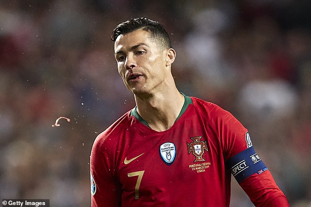 Chảy máu mũi và dính chấn thương đùi, Ronaldo buồn bã rời sân mang tới lo lắng tột cùng cho fan-1