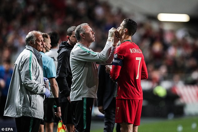 Chảy máu mũi và dính chấn thương đùi, Ronaldo buồn bã rời sân mang tới lo lắng tột cùng cho fan-2