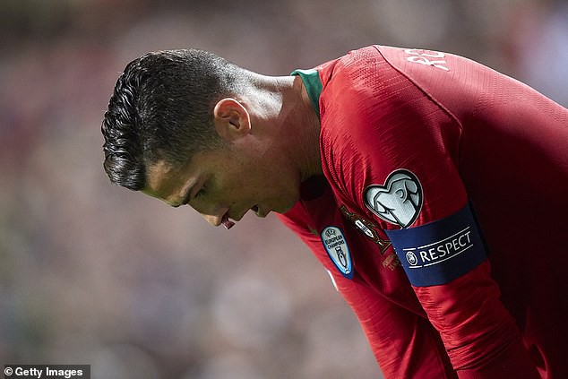 Chảy máu mũi và dính chấn thương đùi, Ronaldo buồn bã rời sân mang tới lo lắng tột cùng cho fan-3