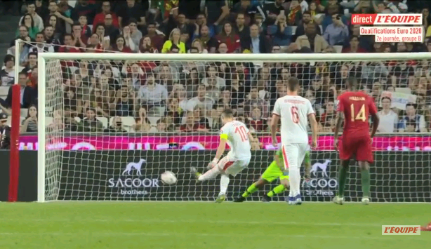 Chảy máu mũi và dính chấn thương đùi, Ronaldo buồn bã rời sân mang tới lo lắng tột cùng cho fan-6