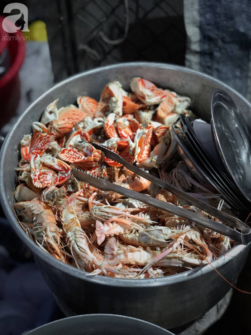 Mùa hè đi Quy Nhơn, hãy ghé ngay quán ốc siêu đông, gọi món không cần nhìn giá này: Ốc biển sang chảnh 20k/dĩa, hàu 5k/con-2