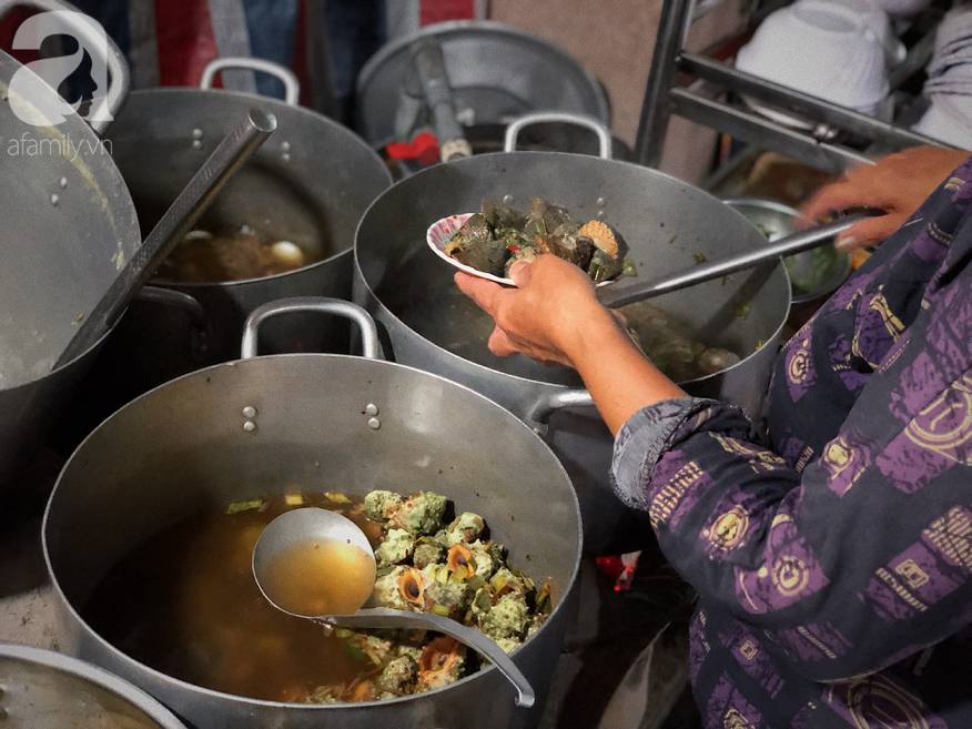 Mùa hè đi Quy Nhơn, hãy ghé ngay quán ốc siêu đông, gọi món không cần nhìn giá này: Ốc biển sang chảnh 20k/dĩa, hàu 5k/con-9