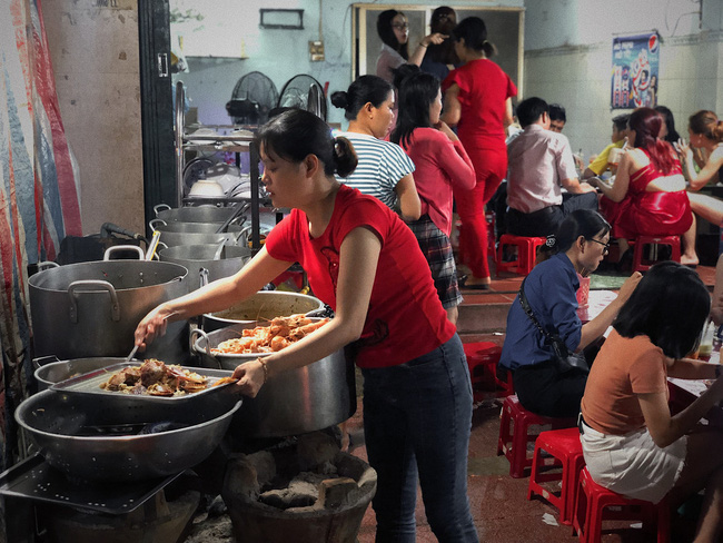 Mùa hè đi Quy Nhơn, hãy ghé ngay quán ốc siêu đông, gọi món không cần nhìn giá này: Ốc biển sang chảnh 20k/dĩa, hàu 5k/con-5