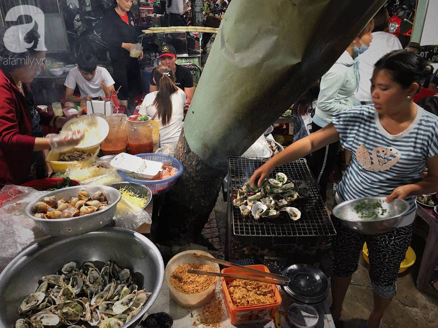 Mùa hè đi Quy Nhơn, hãy ghé ngay quán ốc siêu đông, gọi món không cần nhìn giá này: Ốc biển sang chảnh 20k/dĩa, hàu 5k/con-6