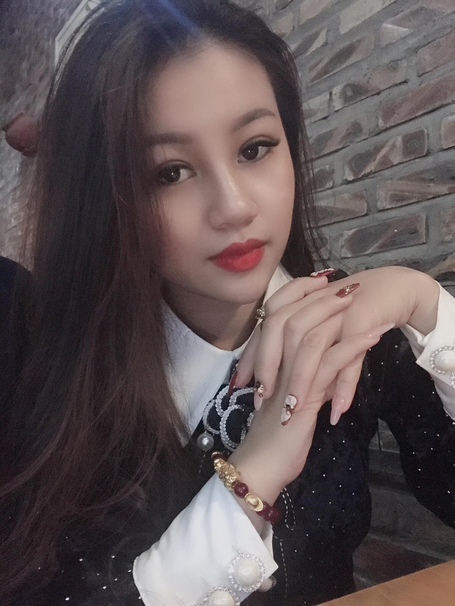 Bỗng nổi tiếng sau bức ảnh đứng bán thịt, cô gái bị chỉ trích làm màu” chỉ vì một lý do-3