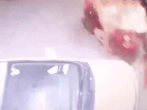 Người đàn ông lấm lem đứng trước tiệm quần áo và hành động chưa từng có của chủ shop-3