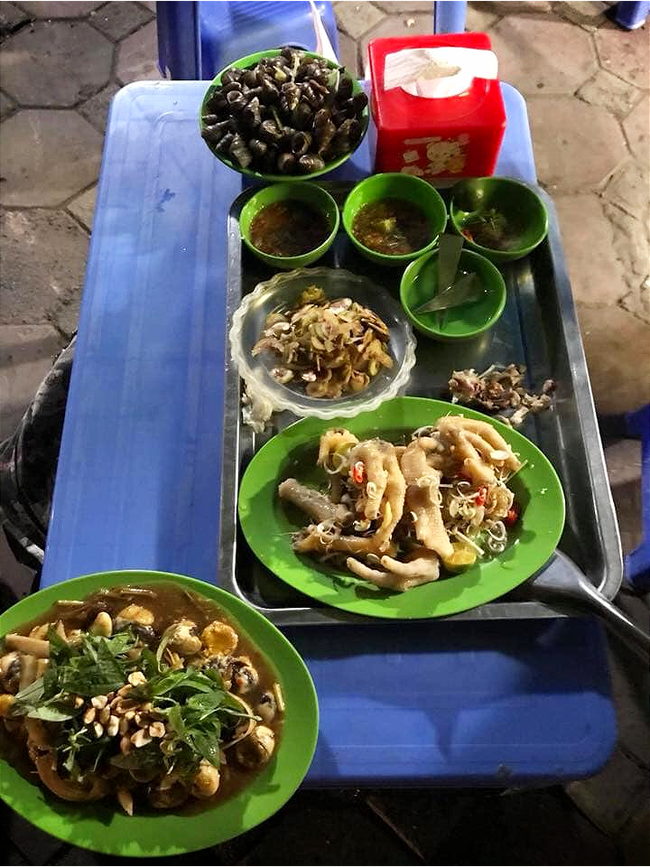Quán ốc vỉa hè là một nét đặc trưng của nền ẩm thực Việt Nam. Hãy xem hình ảnh để khám phá những chi tiết và món ăn tuyệt vời của quán ốc này.
