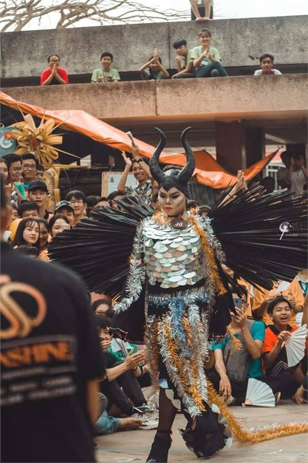 Sáng tạo như học sinh Việt: Váy tái chế từ rác thải mà ngỡ như váy trình diễn trong tuần lễ thời trang-4