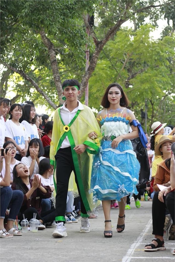 Sáng tạo như học sinh Việt: Váy tái chế từ rác thải mà ngỡ như váy trình diễn trong tuần lễ thời trang-8