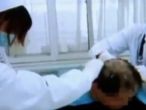 Ô tô chạy 90km/h đâm công nhân dọn đường lộn nhiều vòng trên không-2