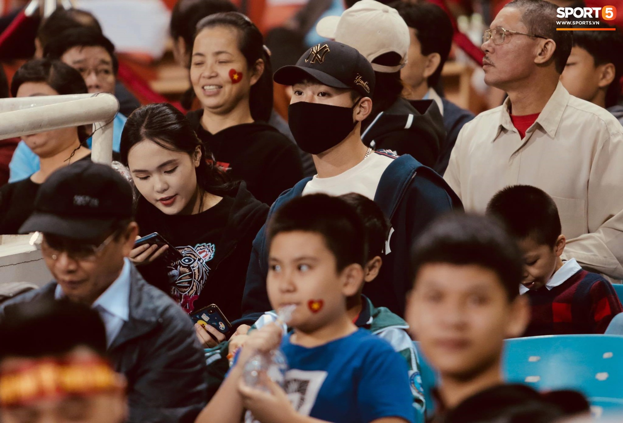 Duy Mạnh và bạn gái tin đồn của Văn Hậu tới sân Mỹ Đình, âm thầm cổ vũ U23 Việt Nam thi đấu.-1