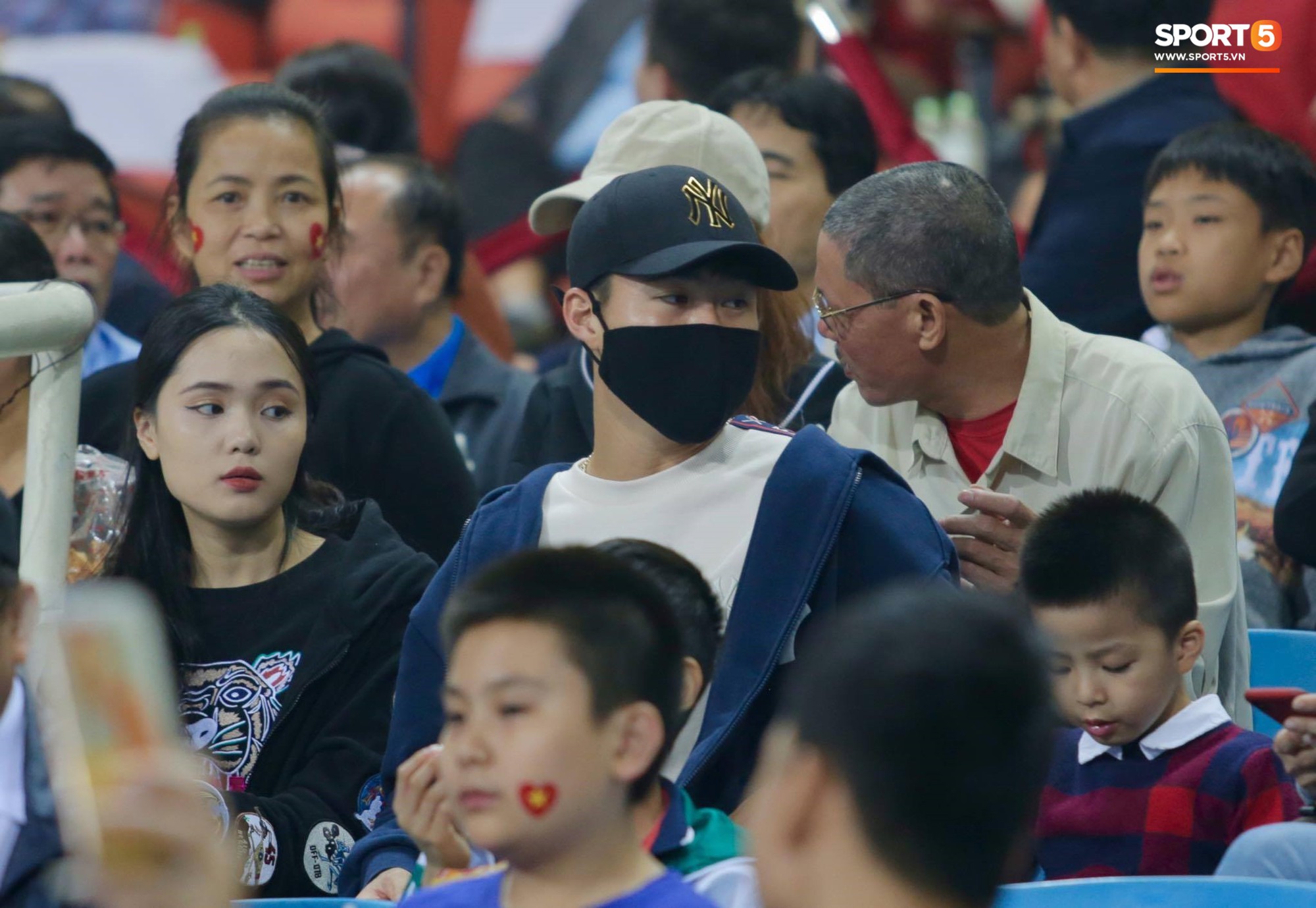 Duy Mạnh và bạn gái tin đồn của Văn Hậu tới sân Mỹ Đình, âm thầm cổ vũ U23 Việt Nam thi đấu.-2