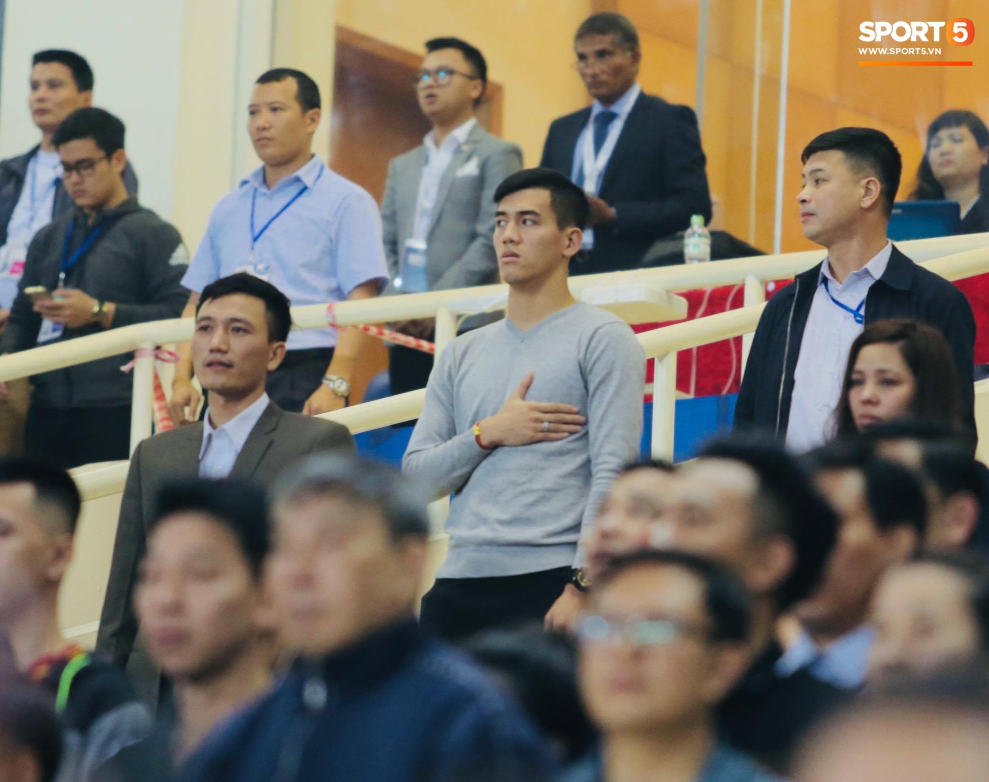 Duy Mạnh và bạn gái tin đồn của Văn Hậu tới sân Mỹ Đình, âm thầm cổ vũ U23 Việt Nam thi đấu.-7