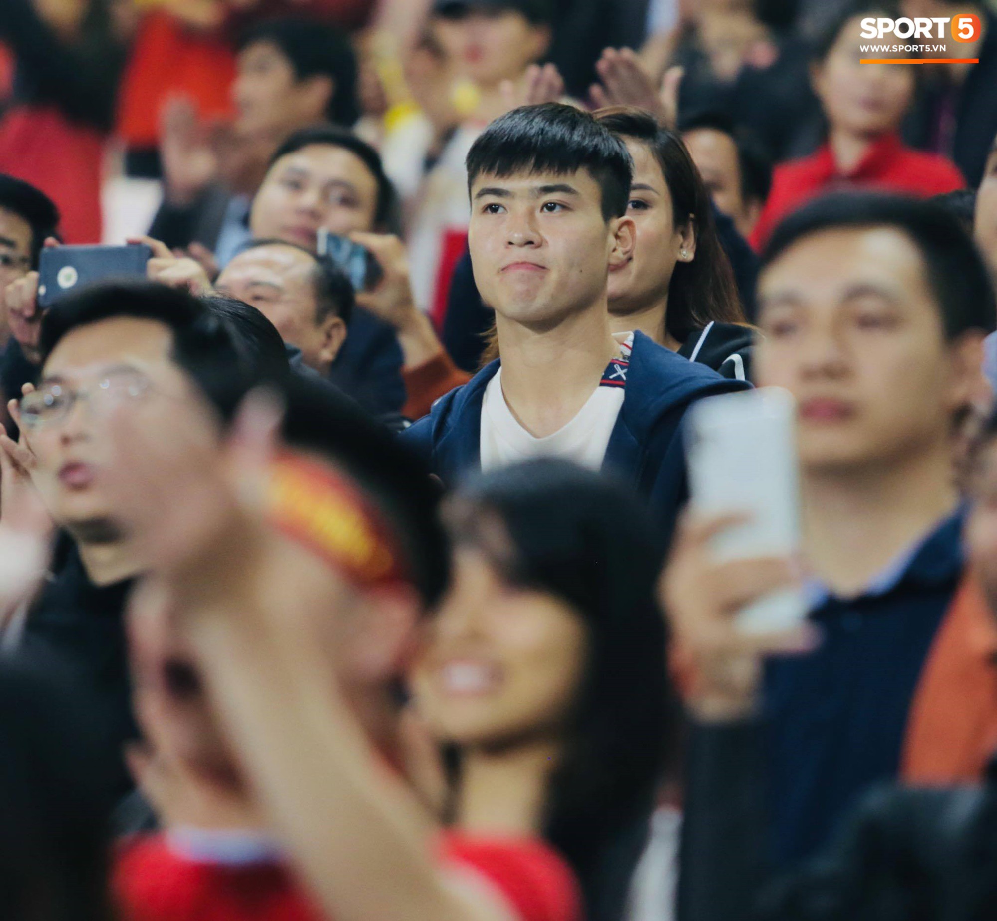 Duy Mạnh và bạn gái tin đồn của Văn Hậu tới sân Mỹ Đình, âm thầm cổ vũ U23 Việt Nam thi đấu.-4
