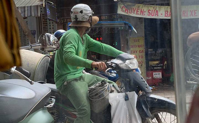 Người đàn ông lấm lem đứng trước tiệm quần áo và hành động chưa từng có của chủ shop-1