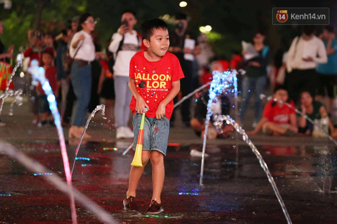 Không thể tin nổi: Thái Lan bị thủng lưới 4 lần, CĐV Việt Nam ăn mừng không kịp thở!-31