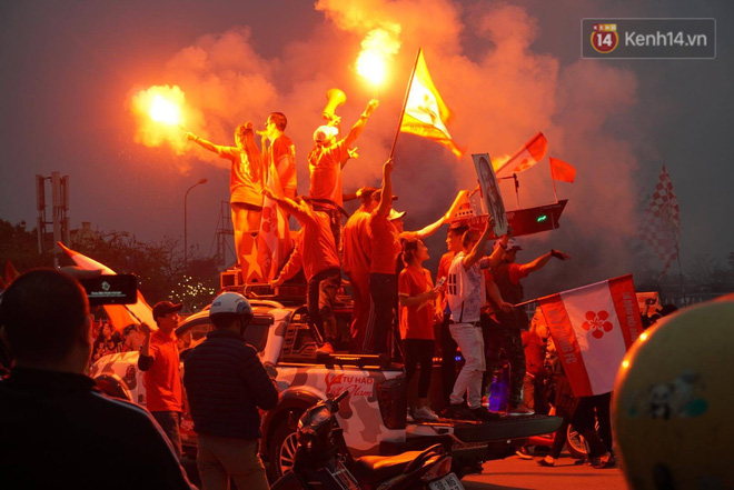 Không thể tin nổi: Thái Lan bị thủng lưới 4 lần, CĐV Việt Nam ăn mừng không kịp thở!-42