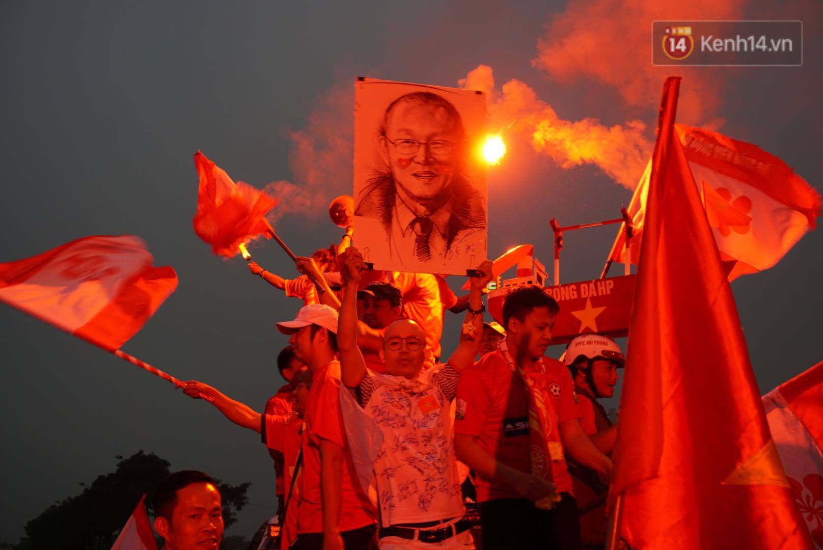 Không thể tin nổi: Thái Lan bị thủng lưới 4 lần, CĐV Việt Nam ăn mừng không kịp thở!-1