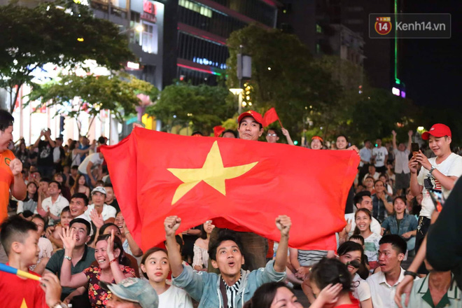 Không thể tin nổi: Thái Lan bị thủng lưới 4 lần, CĐV Việt Nam ăn mừng không kịp thở!-15