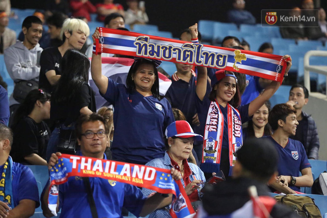 Không thể tin nổi: Thái Lan bị thủng lưới 4 lần, CĐV Việt Nam ăn mừng không kịp thở!-28