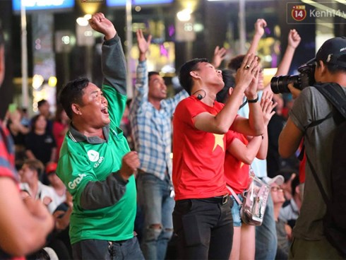 Không thể tin nổi: Thái Lan bị thủng lưới 4 lần, CĐV Việt Nam ăn mừng không kịp thở!