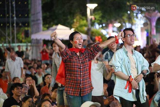 Không thể tin nổi: Thái Lan bị thủng lưới 4 lần, CĐV Việt Nam ăn mừng không kịp thở!-10