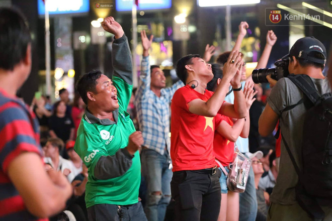 Không thể tin nổi: Thái Lan bị thủng lưới 4 lần, CĐV Việt Nam ăn mừng không kịp thở!-11