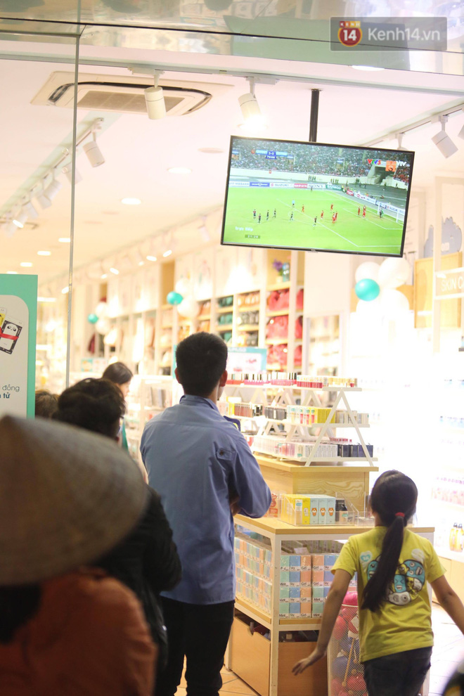 Không thể tin nổi: Thái Lan bị thủng lưới 4 lần, CĐV Việt Nam ăn mừng không kịp thở!-5