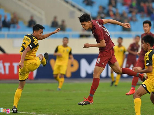 Người hùng World Cup 2002 cưỡng hôn HLV Park Hang-seo sau đại thắng-9