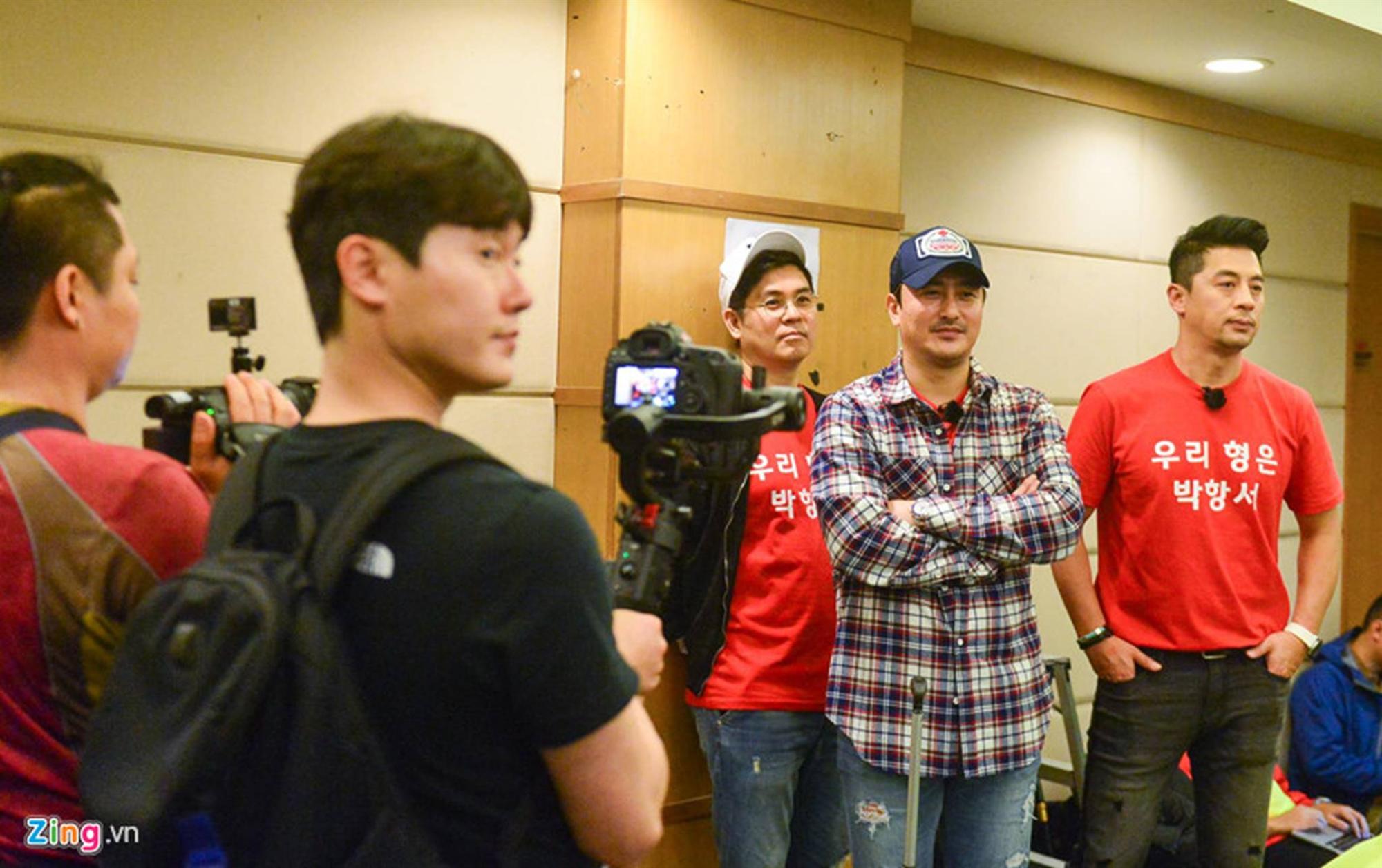 Người hùng World Cup 2002 cưỡng hôn HLV Park Hang-seo sau đại thắng-1