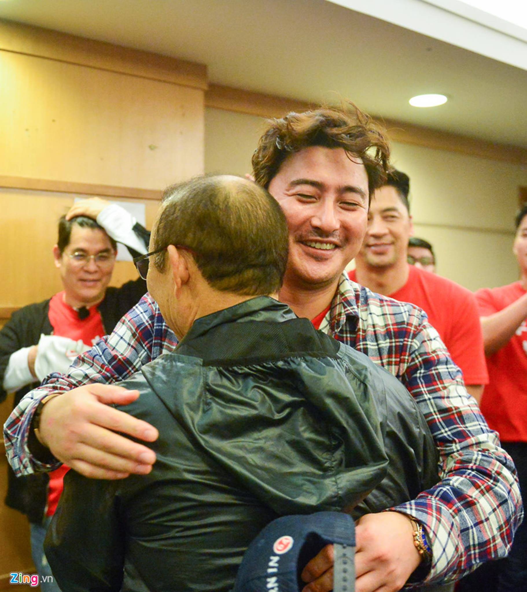 Người hùng World Cup 2002 cưỡng hôn HLV Park Hang-seo sau đại thắng-2