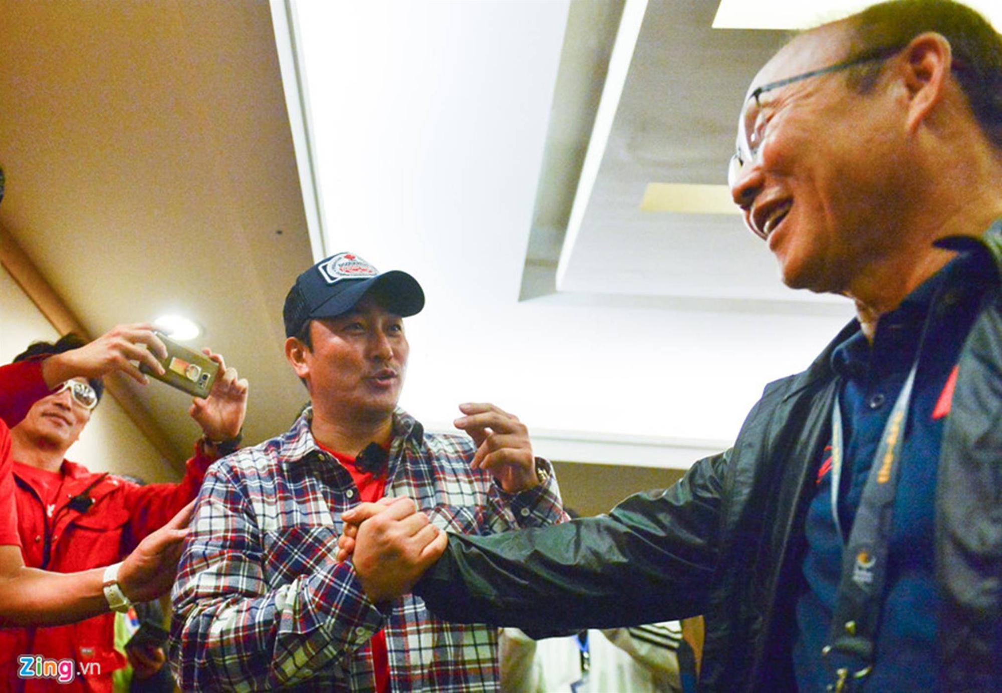 Người hùng World Cup 2002 cưỡng hôn HLV Park Hang-seo sau đại thắng-3