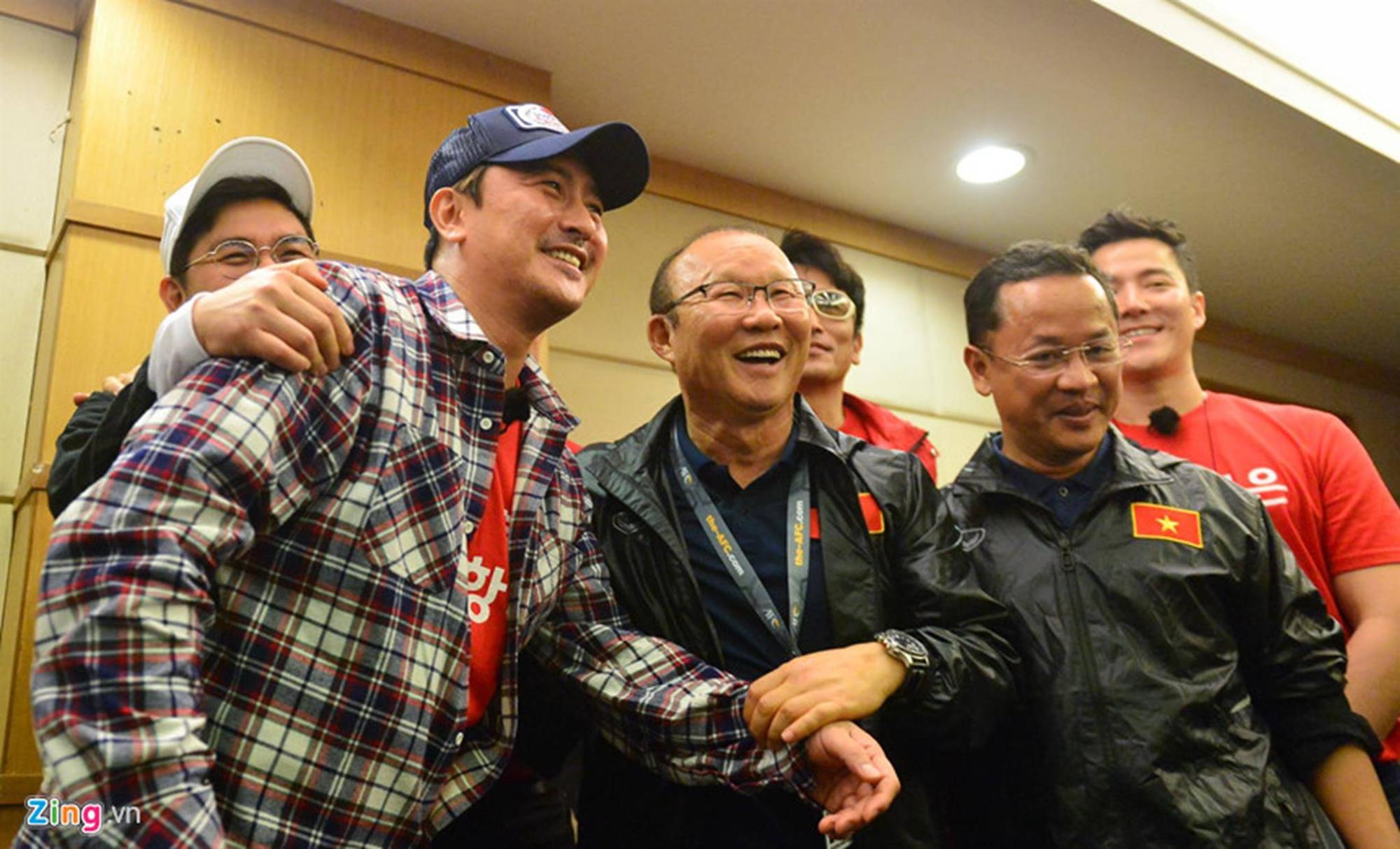 Người hùng World Cup 2002 cưỡng hôn HLV Park Hang-seo sau đại thắng-4