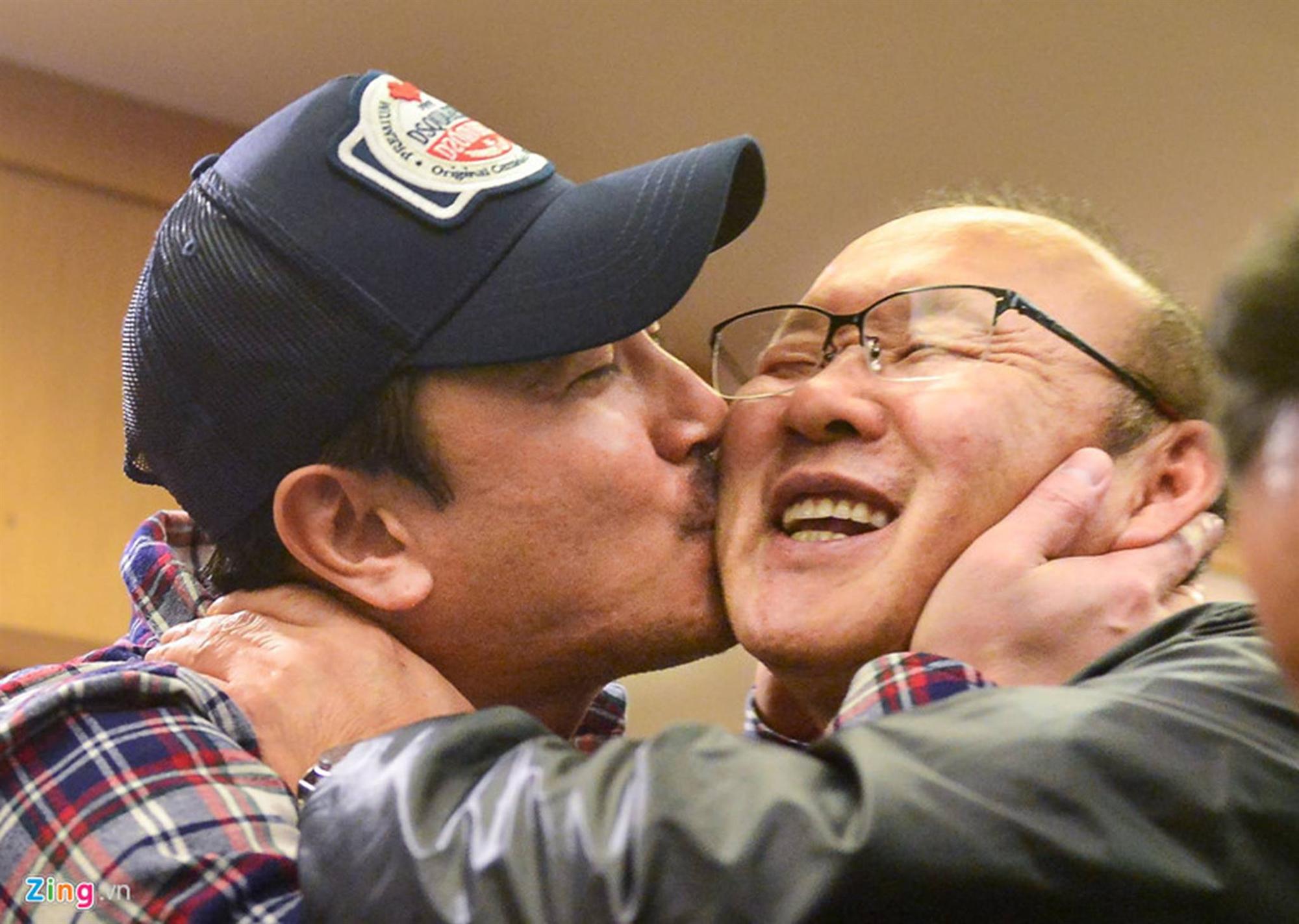 Người hùng World Cup 2002 cưỡng hôn HLV Park Hang-seo sau đại thắng-5