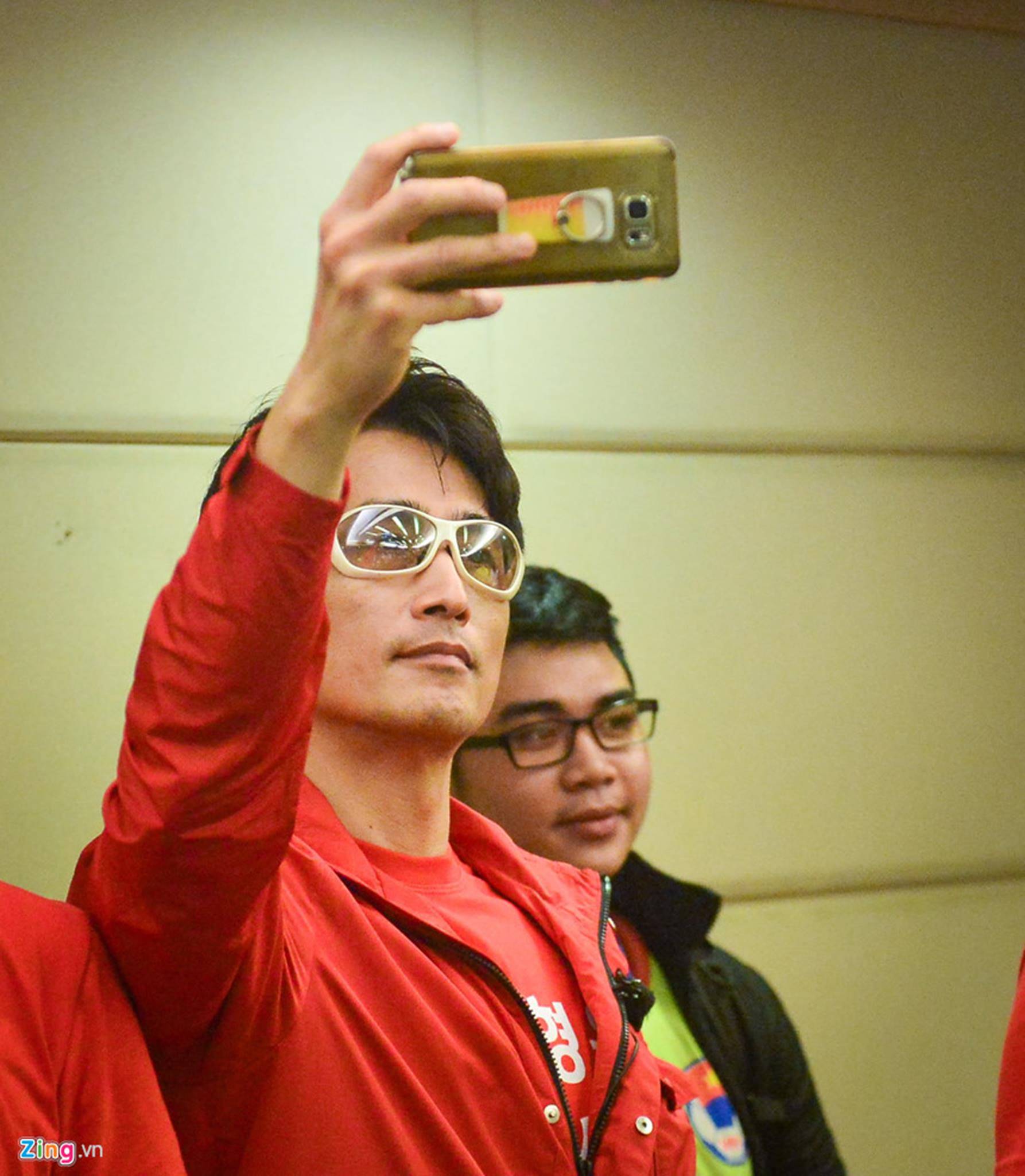 Người hùng World Cup 2002 cưỡng hôn HLV Park Hang-seo sau đại thắng-6