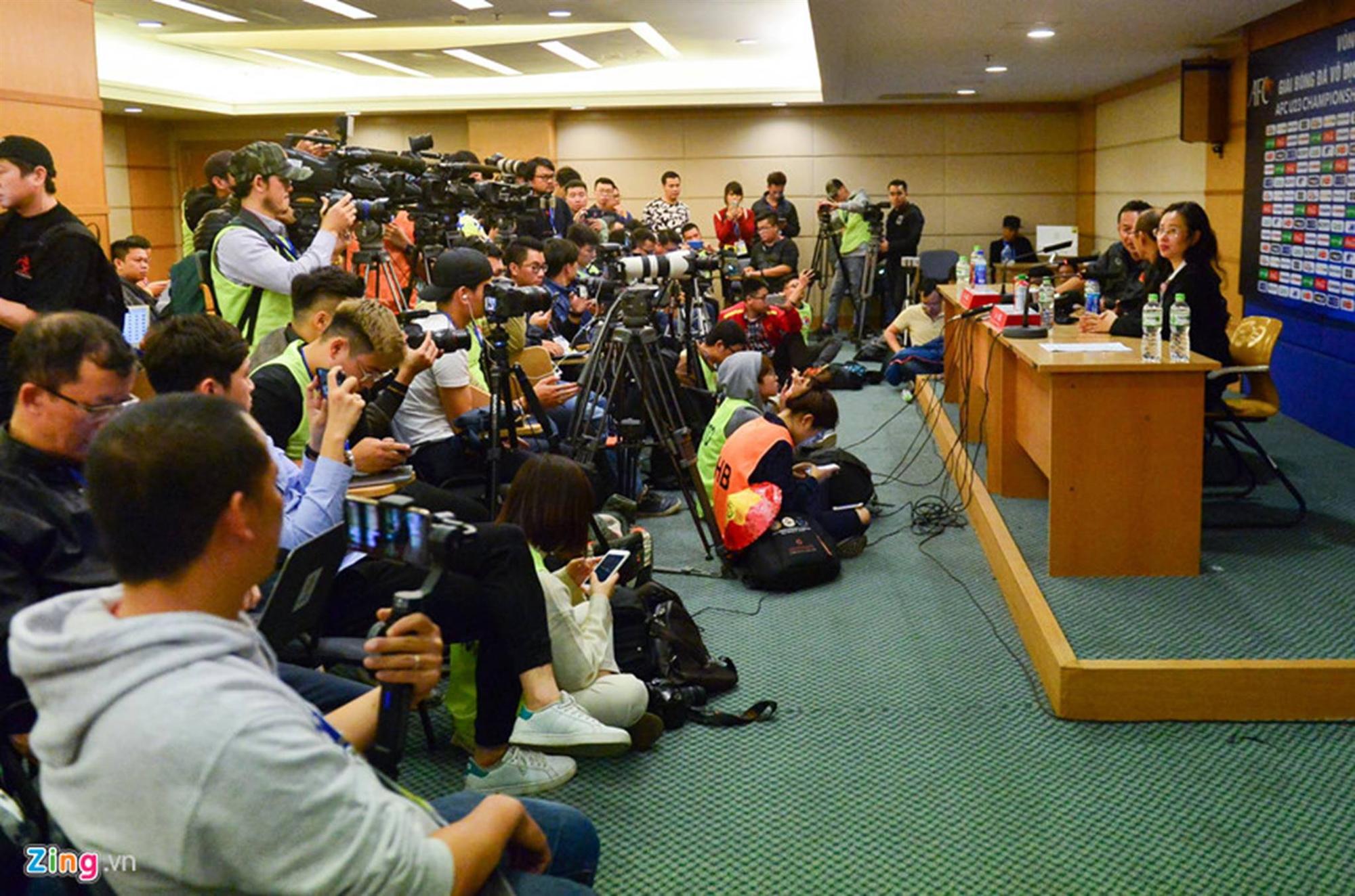 Người hùng World Cup 2002 cưỡng hôn HLV Park Hang-seo sau đại thắng-8