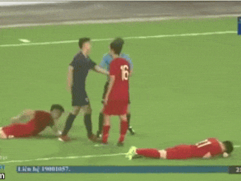 Ai cũng xót khi Đình Trọng bị đấm nằm sân, nhưng biểu cảm của Mạnh gắt trên khán đài mới gây chú ý hơn cả-2