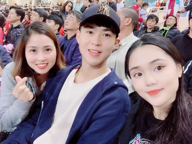 Ai cũng xót khi Đình Trọng bị đấm nằm sân, nhưng biểu cảm của Mạnh gắt trên khán đài mới gây chú ý hơn cả-5