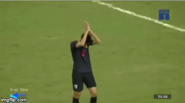 Thót tim xem lại cú đấm trái ngang của cầu thủ số 9 tuyển U23 Thái Lan vào mặt Đình Trọng-1