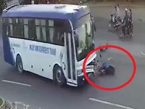 HOT: Xe máy tự quay như tẩu hỏa nhập ma trên đường quốc lộ-1