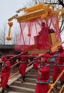 Tái hiện rước dâu kiểu cổ trang, cô dâu ngã sấp mặt từ độ cao 3m, kiệu lăn đè lên người đau đớn-1