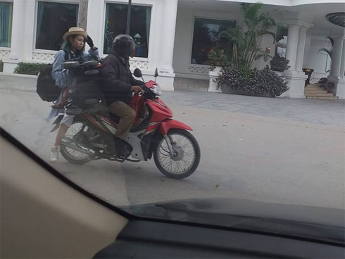 Hot girl Bella xuống sắc tệ hại, đưa con trai phơi nắng bắt xe dọc đường quốc lộ-3