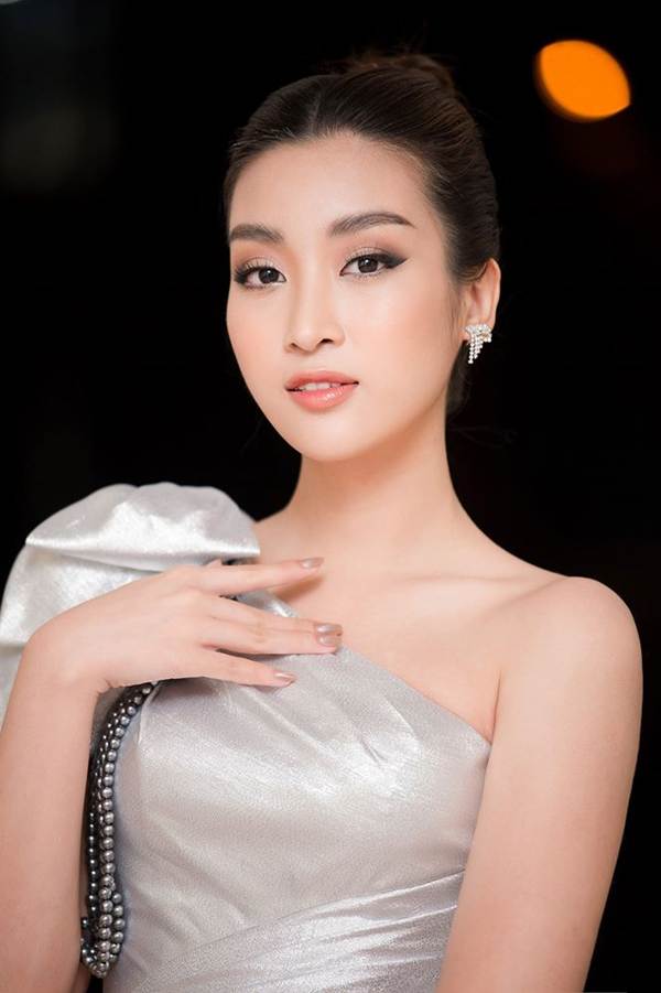 Hoa hậu Mỹ Linh đẹp tựa nữ thần với váy lệch vai khi làm giám khảo-5