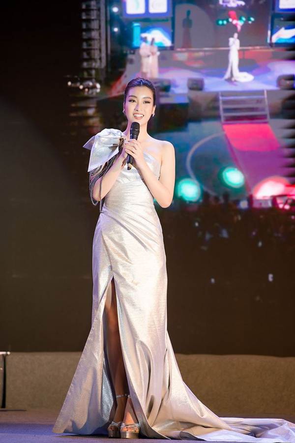 Hoa hậu Mỹ Linh đẹp tựa nữ thần với váy lệch vai khi làm giám khảo-8