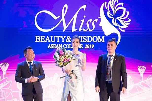 Hoa hậu Mỹ Linh đẹp tựa nữ thần với váy lệch vai khi làm giám khảo-9