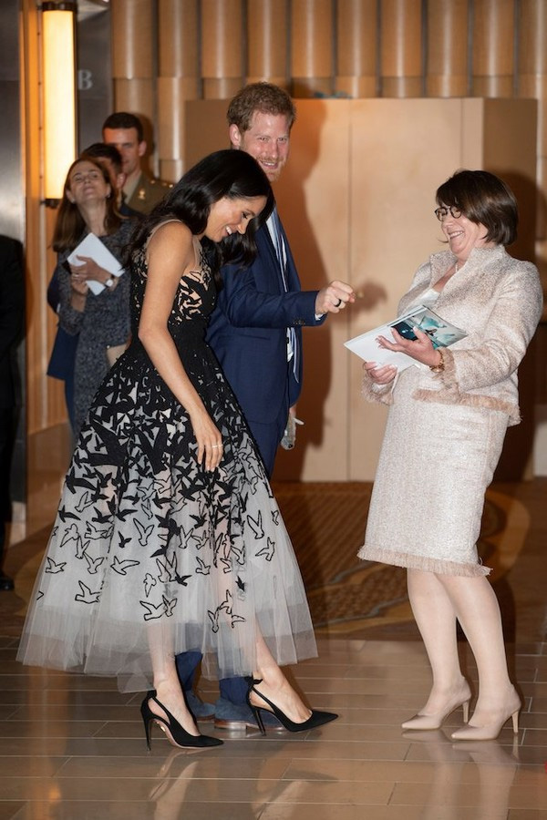 Meghan tiêu tiền như nước gấp 7 lần chị dâu Kate, lộ diện bộ váy bầu đắt đỏ nhất nhưng lại bị người dùng mạng ném đá thậm tệ-2